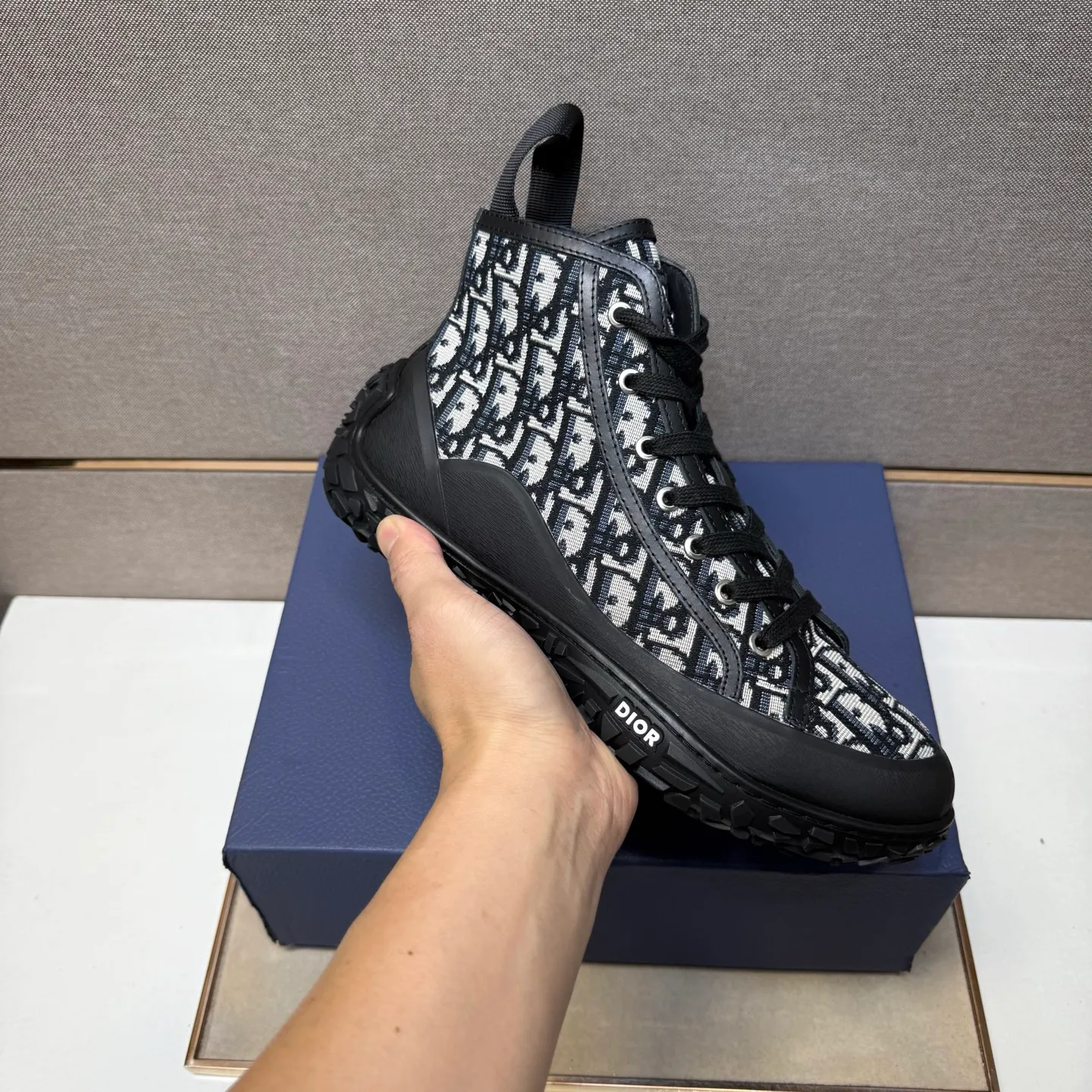 ⬛️Men's shoes 💰p460 [Dior～] Men's casual high-top shoes 2025z cabinet sales simultaneously 🔶Size: 39-44 #️⃣ 🔷2 colors🔜The upper is made of multi-material splicing➕Genuine leather lining, comfortable and breathable, sole: original comfortable and wear-resistant outsole, ⚠️Real shot📱Photographed🎬The real thing is better📢📢📢